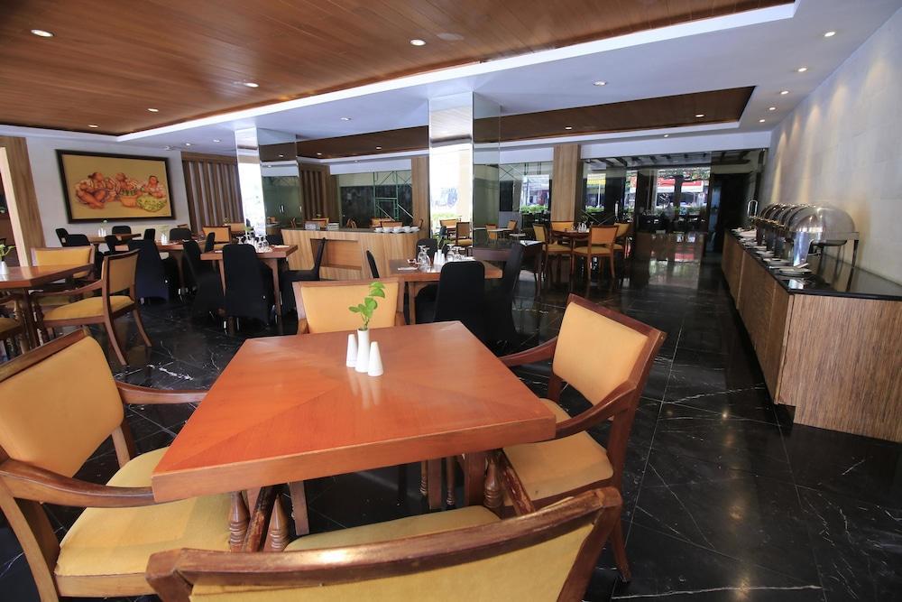 Hotel Mutiara Malioboro Джок'якарта Екстер'єр фото
