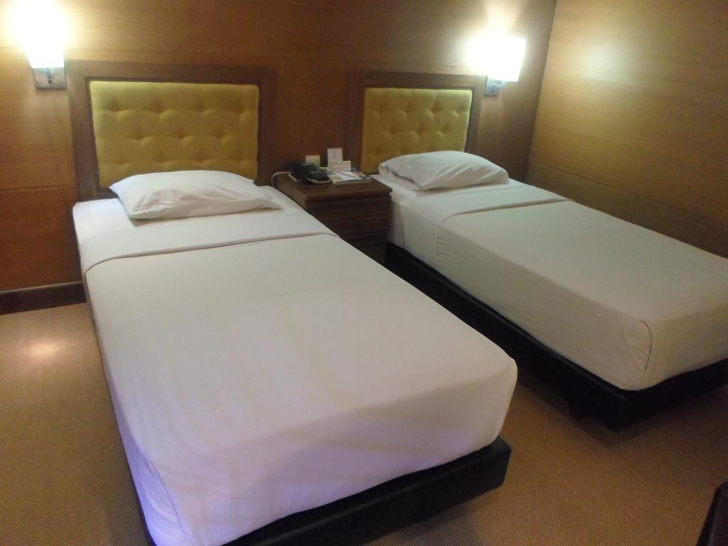 Hotel Mutiara Malioboro Джок'якарта Екстер'єр фото
