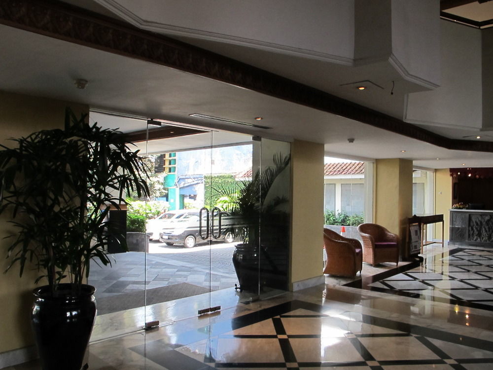 Hotel Mutiara Malioboro Джок'якарта Екстер'єр фото
