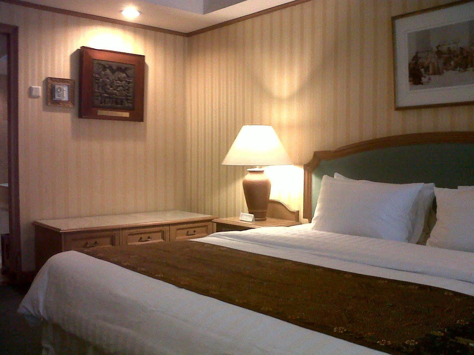 Hotel Mutiara Malioboro Джок'якарта Екстер'єр фото
