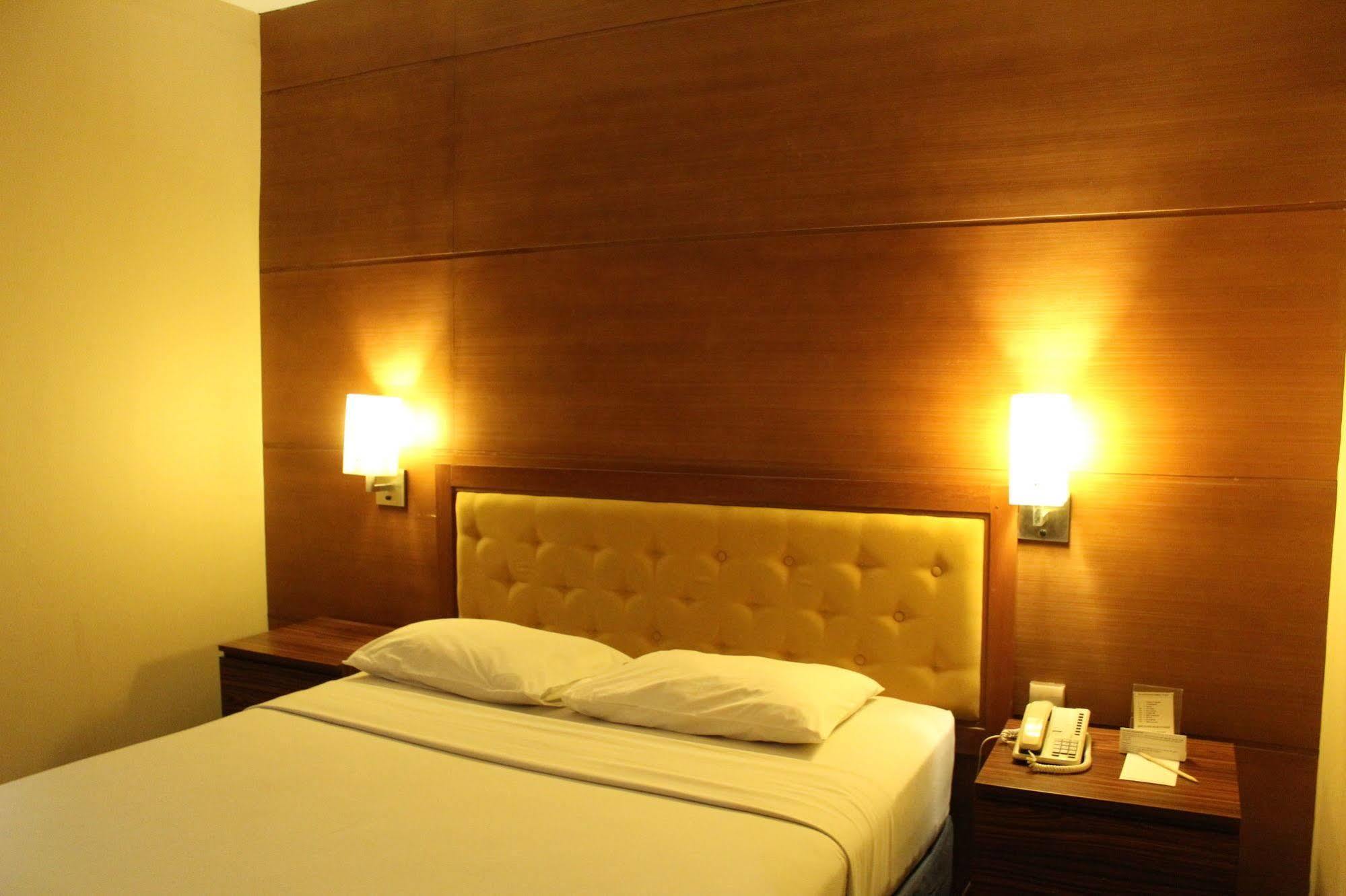 Hotel Mutiara Malioboro Джок'якарта Екстер'єр фото